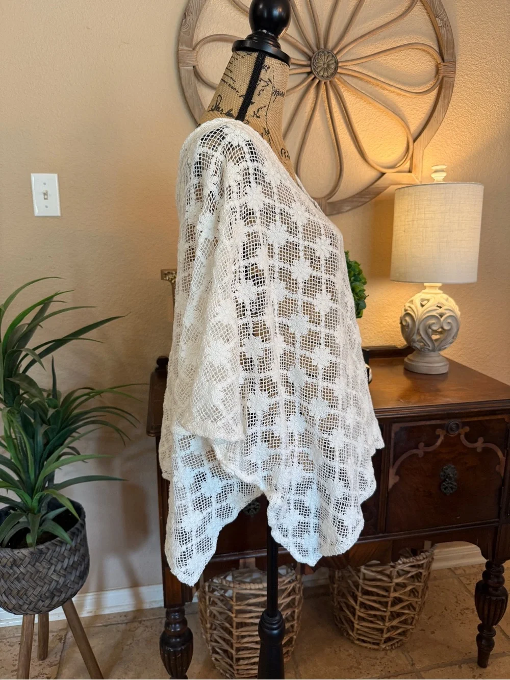 Coco + Carmen White Flower Crochet V-Neck Tunic One Size - Picture 11 of 12